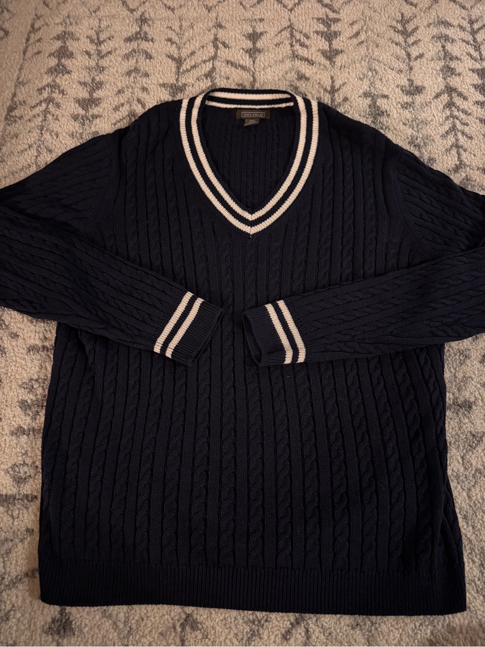 Men’s Rorie Whelan collegiate V-neck sweater *LIKE NEW!*